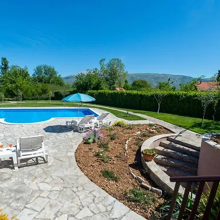 Frida Luxury Beachfront Villa *