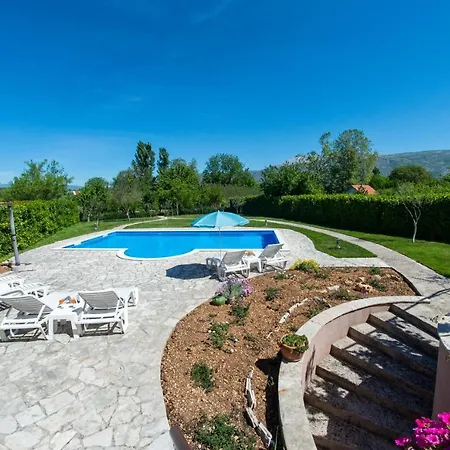 Frida Luxury Beachfront Villa *